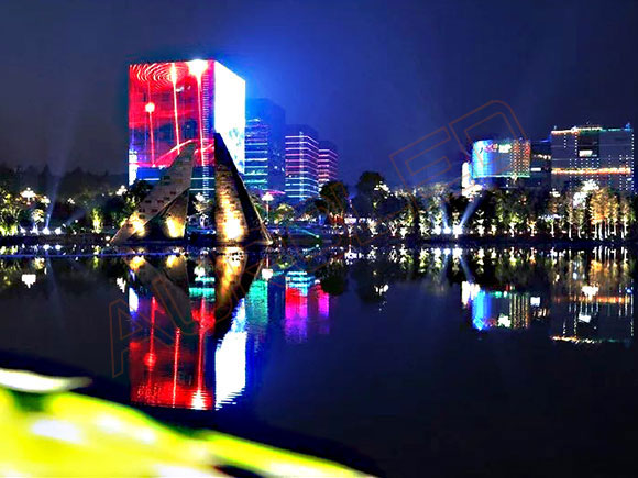 城市景觀亮化工程的興起對(duì)戶(hù)外<a href=http://suerben.cn/toumingping/ target=_blank class=infotextkey>透明屏</a>發(fā)展的意義
